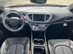 Chrysler Pacifica Limited AWD 2026 — side view
