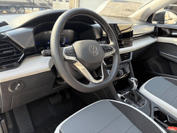 Volkswagen Taos SE FWD 2025 — side view