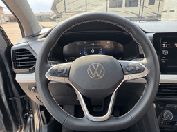 Volkswagen Taos SE FWD 2025 — side view