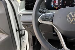 Volkswagen Tiguan SE 2.0T FWD 2026 — side view