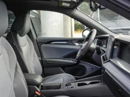 Volkswagen Tiguan SE R-Line Black FWD 2026 — side view