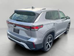 Volkswagen Tiguan SE 4MOTION 2026 — side view