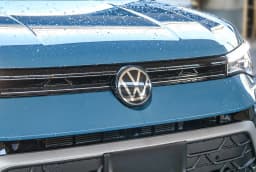 Volkswagen Taos SE FWD 2025 — side view