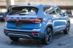Volkswagen Taos SE FWD 2025 — side view