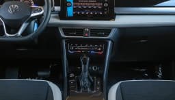 Volkswagen Taos SE FWD 2025 — side view