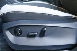 Volkswagen Taos SE FWD 2025 — side view