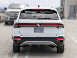 Volkswagen Taos SE FWD 2025 — side view