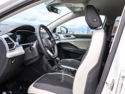 Volkswagen Taos SE FWD 2025 — side view