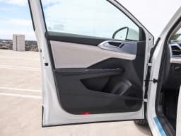 Volkswagen Taos SE FWD 2025 — side view