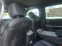Lincoln Navigator Reserve 4x4 2025 — side view