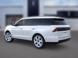 Lincoln Navigator Reserve 4x4 2025 — side view