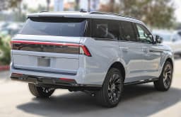 Lincoln Navigator Reserve 4x4 2026 — side view