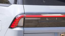 Lincoln Navigator Reserve 4x4 2026 — side view