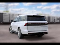 Lincoln Navigator Premiere 4x4 2027 — side view