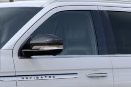 Lincoln Navigator Premiere 4x4 2027 — side view