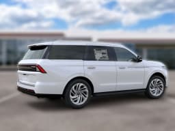 Lincoln Navigator Premiere 4x4 2027 — side view