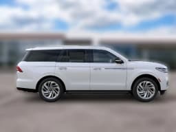 Lincoln Navigator Premiere 4x4 2027 — side view