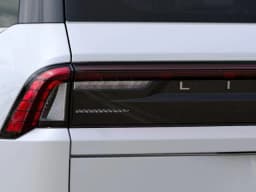 Lincoln Navigator Premiere 4x4 2027 — side view
