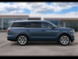 Lincoln Navigator Premiere 4x4 2027 — side view
