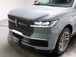 Lincoln Navigator L Reserve 4x4 2027 — side view
