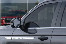 Lincoln Navigator L Reserve 4x4 2026 — side view