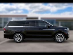 Lincoln Navigator L Premiere 4x4 2027 — side view