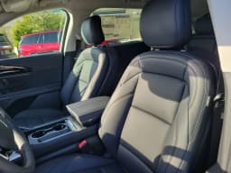 Lincoln Nautilus Premiere AWD 2026 — side view