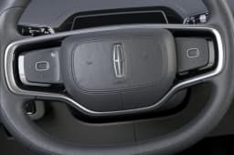 Lincoln Nautilus Premiere AWD 2026 — side view