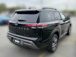 Nissan Pathfinder SL 4WD 2026 — side view
