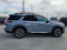 Nissan Pathfinder Platinum 4WD 2026 — side view