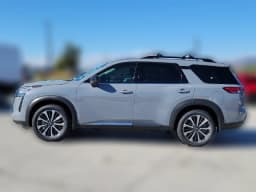 Nissan Pathfinder Platinum 4WD 2026 — side view