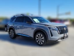 Nissan Pathfinder Platinum 4WD 2026 — side view