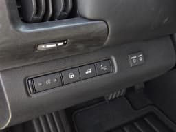 Nissan Pathfinder Platinum 2WD 2026 — side view