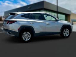 Hyundai Tucson SE AWD 2026 — side view