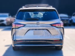 Toyota Sienna Platinum AWD 7-Passenger (Natl) 2026 — side view