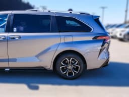 Toyota Sienna Platinum AWD 7-Passenger (Natl) 2026 — side view