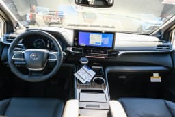 Toyota Sienna Platinum AWD 7-Passenger (Natl) 2026 — side view