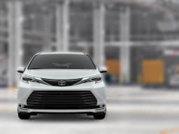 Toyota Sienna Platinum AWD 7-Passenger (Natl) 2026 — side view