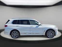 BMW X7 xDrive40i Sports Activity Vehicle 2027 — side view