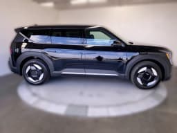 Kia EV9 Light Long Range RWD 2026 — side view