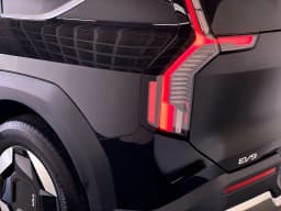 Kia EV9 Light Long Range RWD 2026 — side view