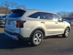 Kia Sorento LX FWD 2026 — side view