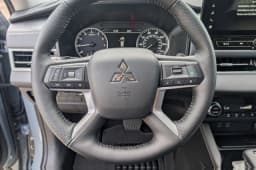 Mitsubishi Outlander SE FWD 2026 — side view