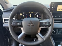 Mitsubishi Outlander SE FWD 2026 — side view