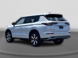 Mitsubishi Outlander Plug-In Hybrid SE S-AWC 2026 — side view