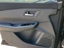 Nissan LEAF PLATINUM+ FWD 2026 — side view