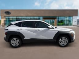 Hyundai Kona SE FWD 2027 — side view