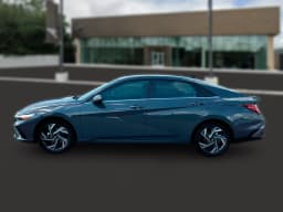 Hyundai Elantra Limited IVT 2025 — side view