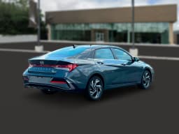 Hyundai Elantra Limited IVT 2025 — side view