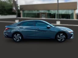 Hyundai Elantra Limited IVT 2025 — side view
